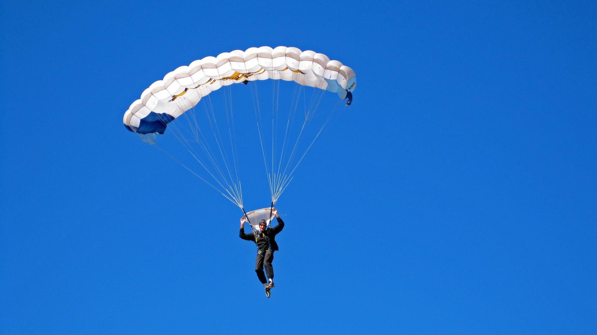 观众为球员加油方式多样化，形成独特赛场文化，观众加油对运动员影响